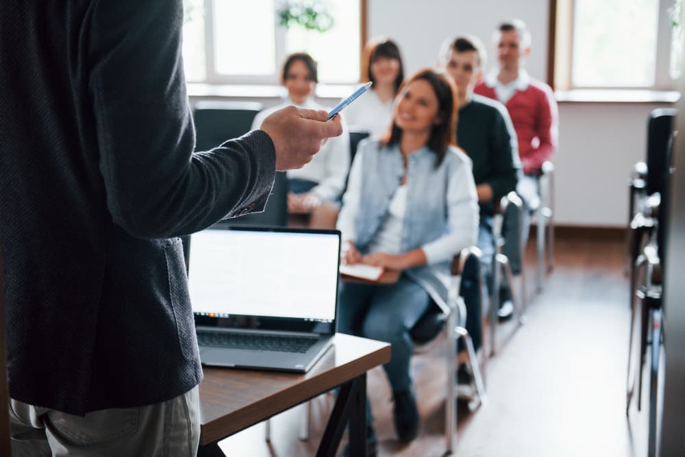 Candidat qui suit une formation pour nationalité française lors d'un atelier civique en préfecture