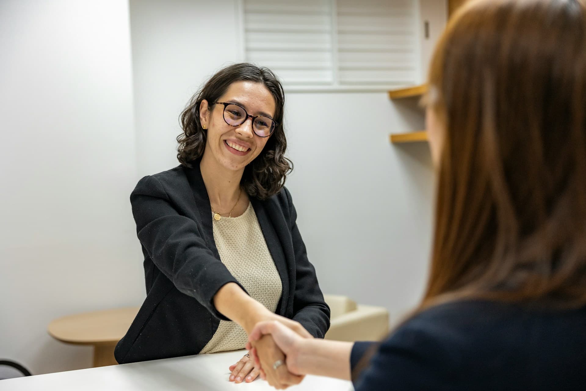 Échange entre un candidat à la naturalisation et un agent de préfecture lors de l'entretien de nationalité