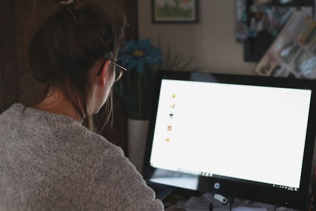 Personne qui s'entraîne au QCM de naturalisation avec un quiz de révision en ligne
